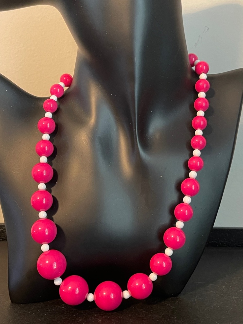 Retro Bubblegum Pink & White Graduated Beaded Necklace